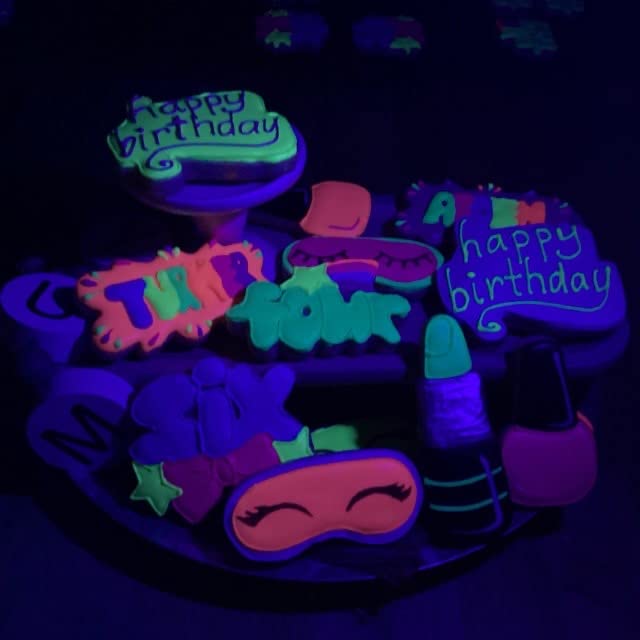 Sunflower Sugar Art Neon Green Glow In The Dark Petal Dust Food Color - Deep, Rich Green Matte Powder Cake Accessories for Cake Decoration - 4 Grams Non-Toxic Baking Stuff