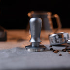 58.5mm Espresso Tamper Spring-loaded Coffee Tamper Espresso Hand Tamper with Stainless Steel Flat Base & Aluminum Handle Barista Ergonomic Tamper Espresso Accessories for 58mm Portafilter Basket
