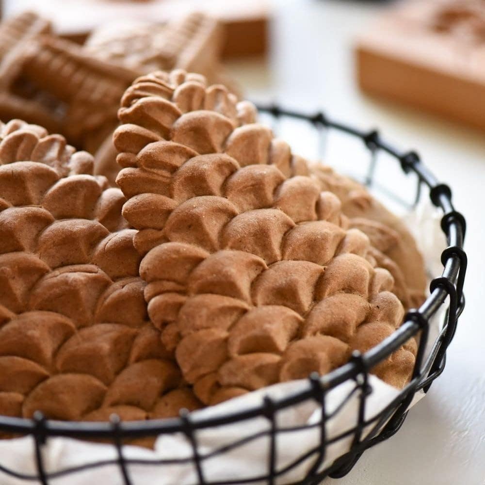 Wooden Cookie Biscuit Mold - Carved Baking Cutter and Embossing Stamp for DIY Shapes (Pine Cones)
