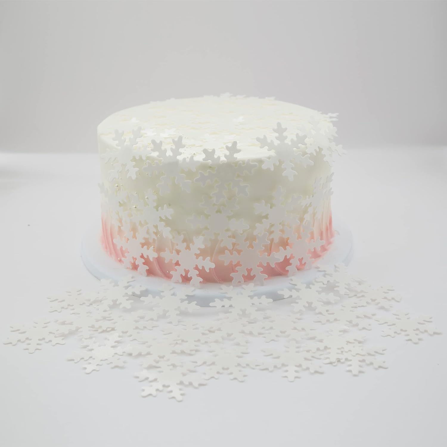 Gyufise 50Pcs White Edible Cupcake Toppers Snowflakes Cake Decoration for Christmas Winter Frozen Birthday Party Supplies