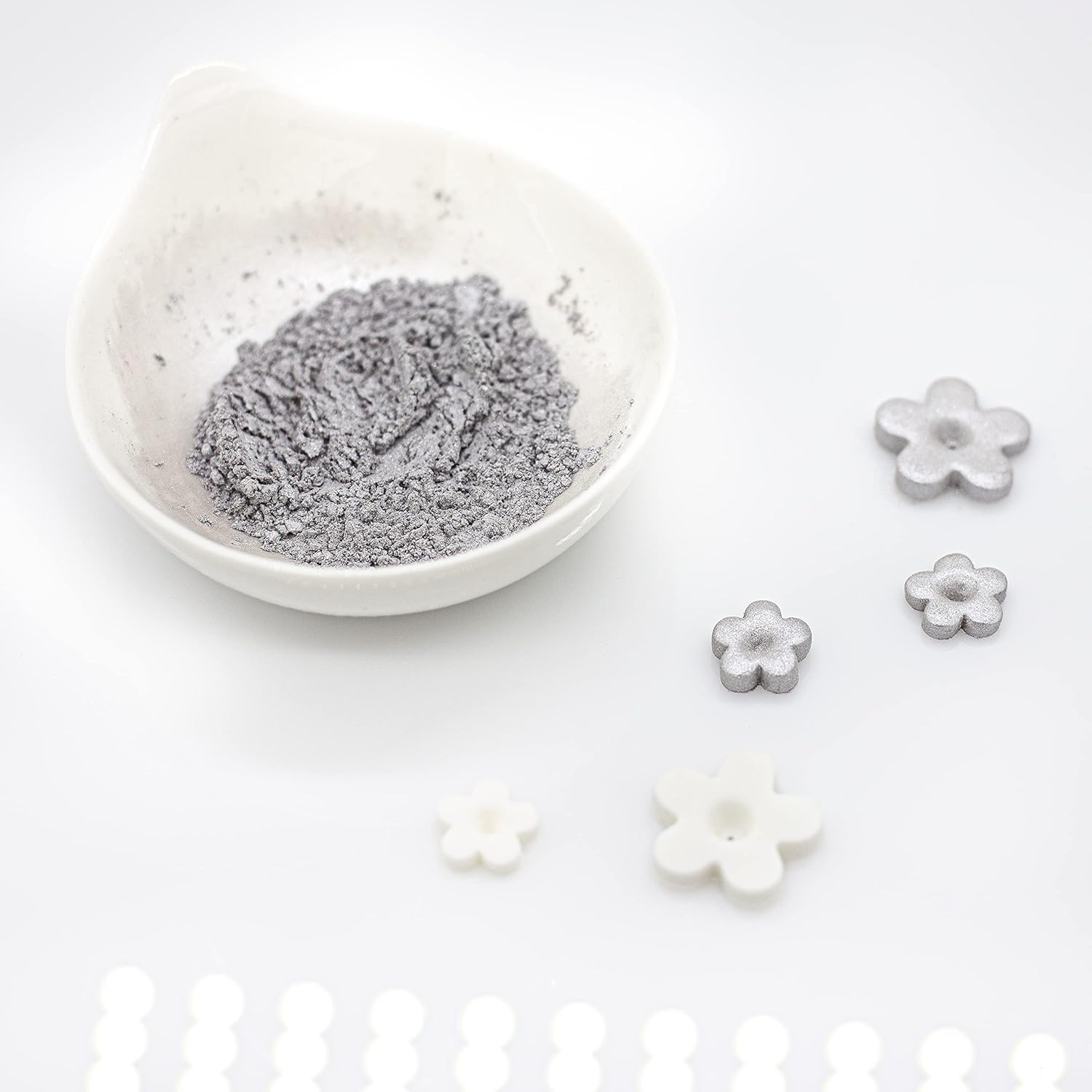 Bakerpan Pearl Luster Dust Edible, Silver Edible Glitter for Cocktails, 4 Grams Edible Glitter for Cake Decorating, Cookies, Chocolates and Candies, Drinks (Made in USA)