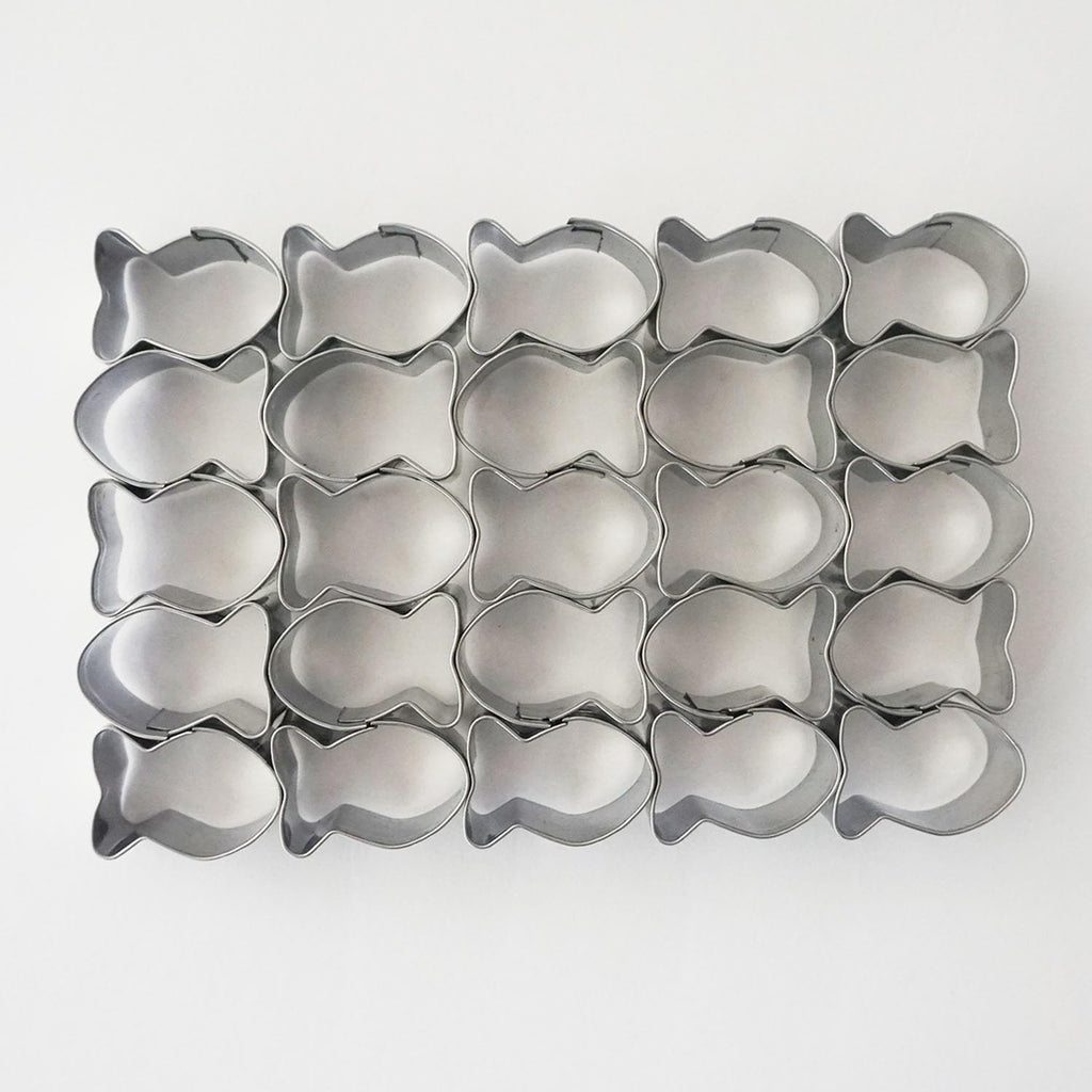 Goldfish Cracker Cutter, Stainless Steel Fish Cookie Cutters Shapes, DIY Mini Snack Crackers Mold 1 Inch, Fish-shaped Treats, 25 Cavity Cookie Stamp with Cleaning Brush