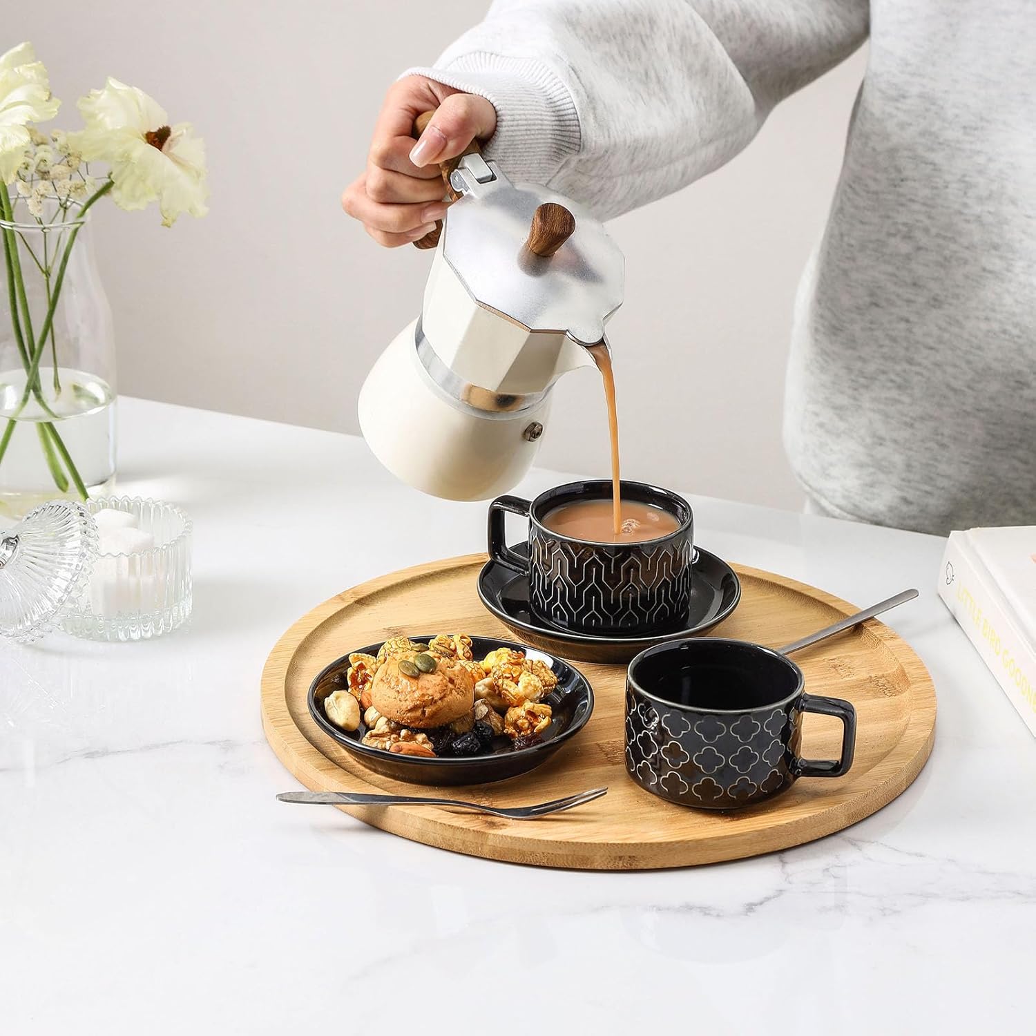 Sureasy Ceramic Espresso Cups Set of 4 – 4 oz Black Stackable Cappuccino Cups with Saucers and Metal Stand, Embossed Mugs for Latte, Mocha, Tea, and Specialty Coffee