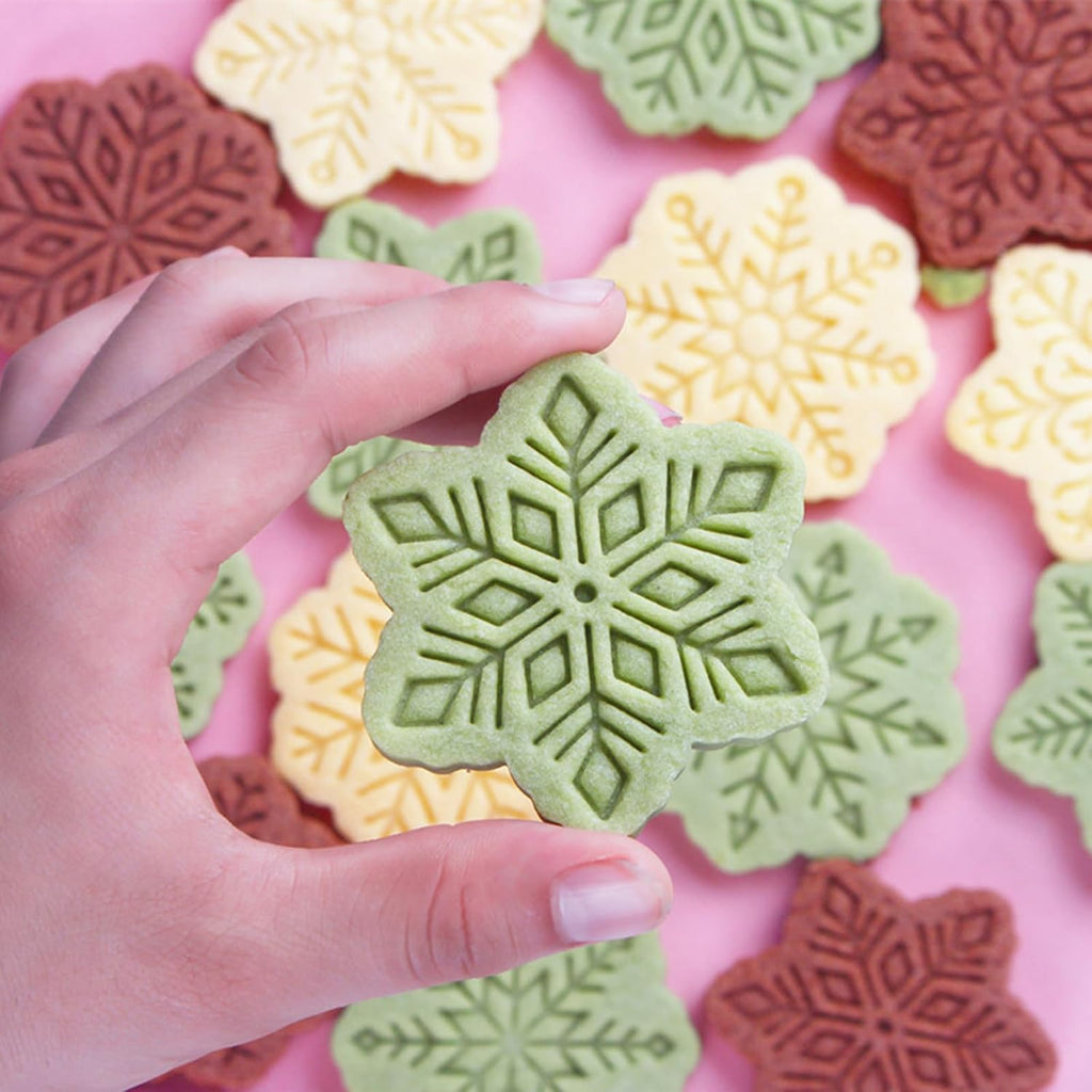 9pcs Christmas Cookie Cutter Set Snowflake Cookie Cutters with Plunger Stamps Biscuit Mold 3D Snowflake Cookie Molds Cake Baking Fondant Cutter Christmas Party DIY Cookie Decorating Supplies (A)