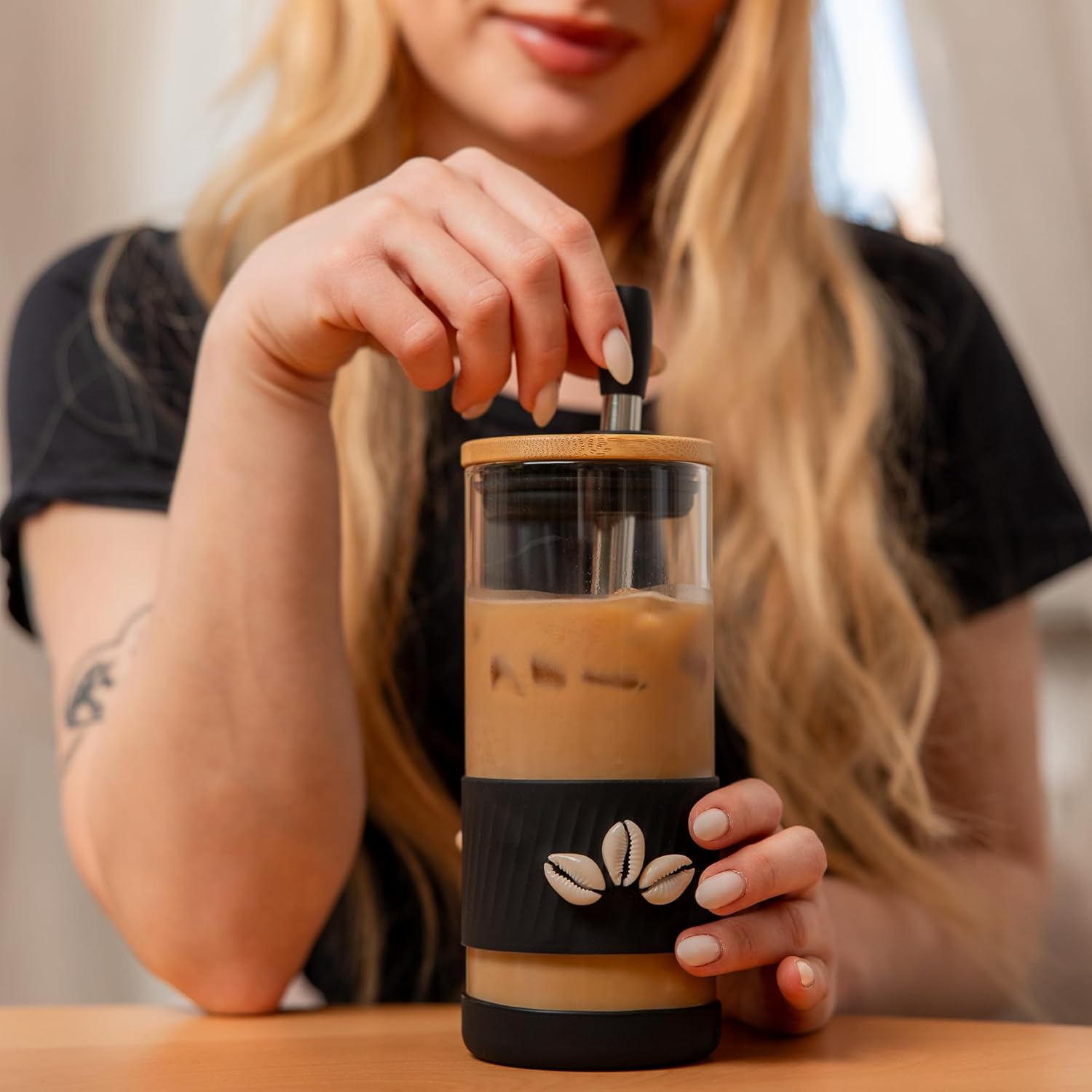 Pandaloo® Glass Cups With Lids and Straws -20 Fl Oz- Hand Made cool shell-raffia detail- Perfect Size Iced Coffee Cup - Smoothie Cup - BPA Free - (Mogador Vibe, 1 Count (Pack of 1))