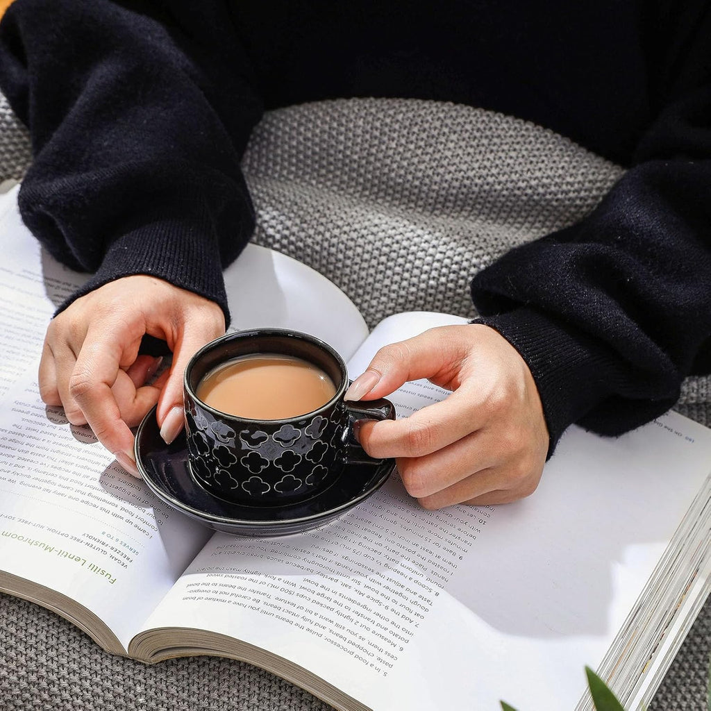 Sureasy Ceramic Espresso Cups Set of 4 – 4 oz Black Stackable Cappuccino Cups with Saucers and Metal Stand, Embossed Mugs for Latte, Mocha, Tea, and Specialty Coffee