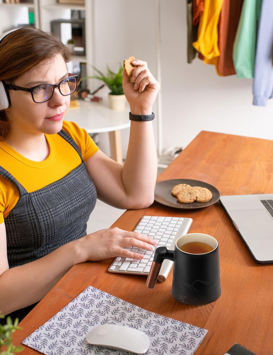 suyika Tea Cup with Infuser and Lid, 15.2 Ounce Wood Handle Ceramic Loose Leaf Mug Gradient Black 450ml