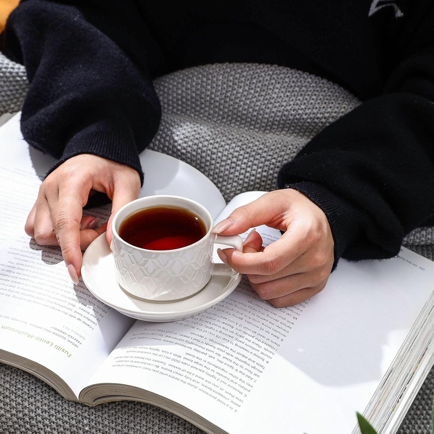 Sureasy Ceramic Espresso Cups Set of 4 – 4 oz White Embossed Cappuccino Cups with Saucers and Metal Stand, Stackable Mugs for Latte, Mocha, Tea, and Specialty Coffee