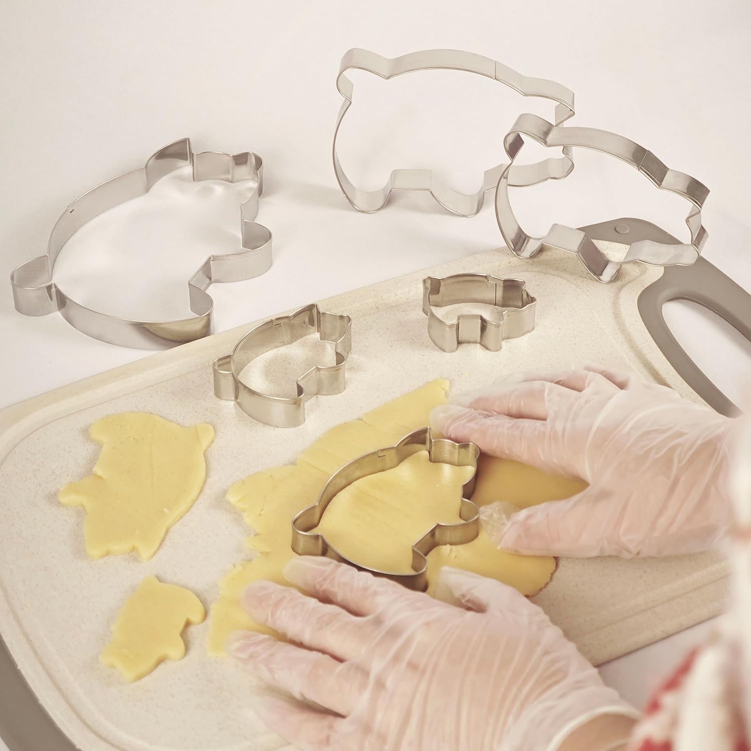 6PC Stainless Steel Pig Cookie Cutters Mexican - 5.5", 4.5", 4", 3.5", 2.5", 2.0"，Perfect for Mexican Concha Bread - Concha Cutter and Concha Stamp，Baking Tools for Pig Shaped Pastry and Bread Making