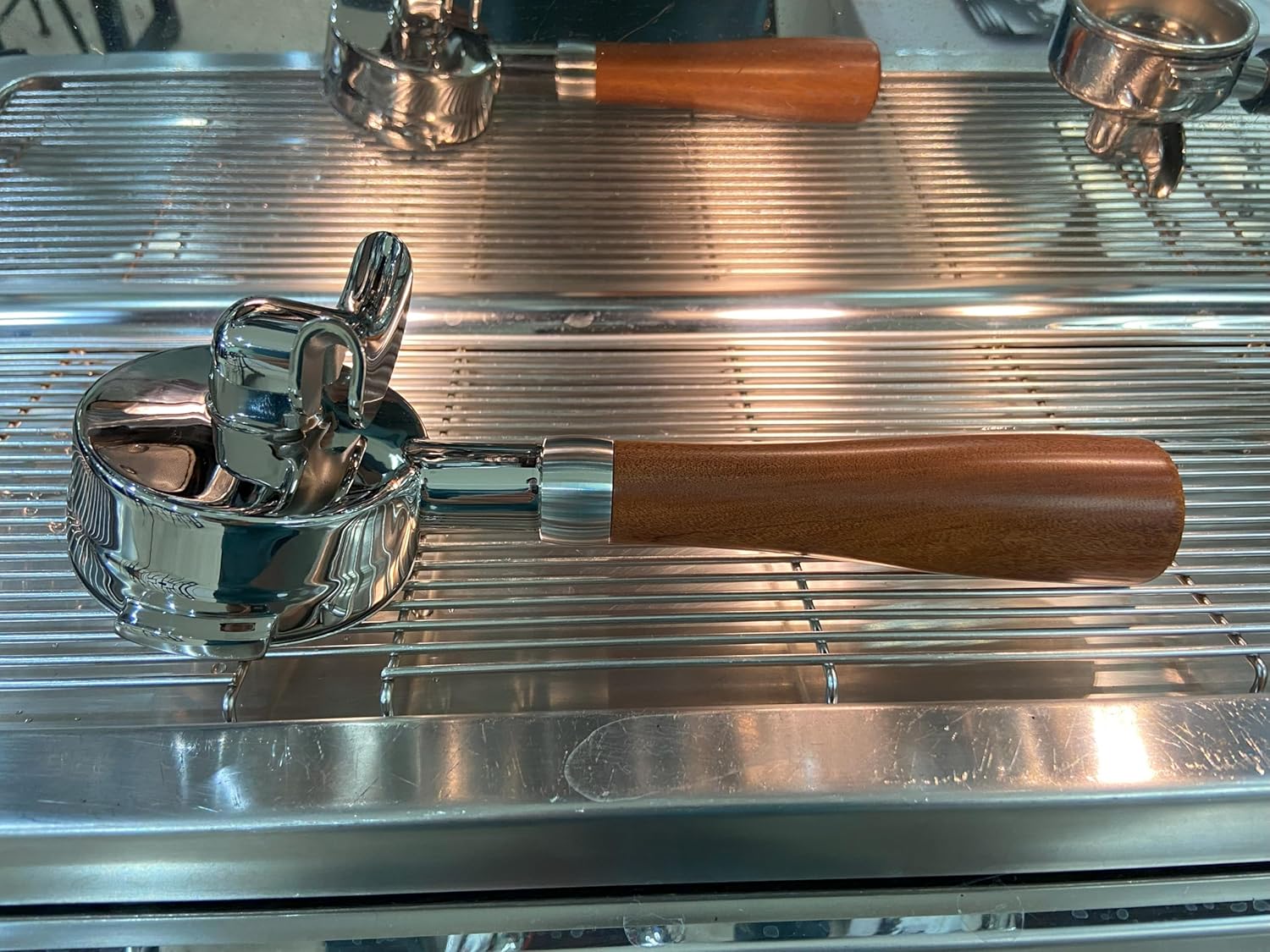 58mm Double Spout Portafilter Compatible with La Marzocco Espresso Machine Stainless Steel Espresso Portafilter with Double Shot Filter Basket Espresso Accessories-Handle Wooden