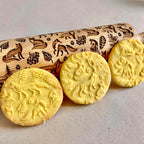 FOX Embossing Rolling Pin – Laser Engraved Dough Roller with a woodland fox and forest pattern. Perfect for cookies, pottery, and a thoughtful gift. By Algis Crafts.